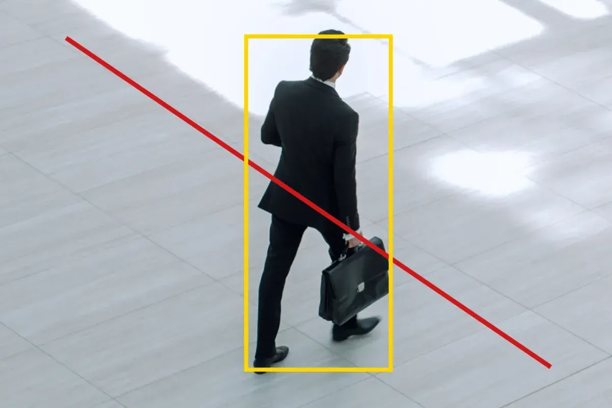 Videoanalyysi havaitsee henkilön, joka ylittää virtuaalisen valvontalinjan