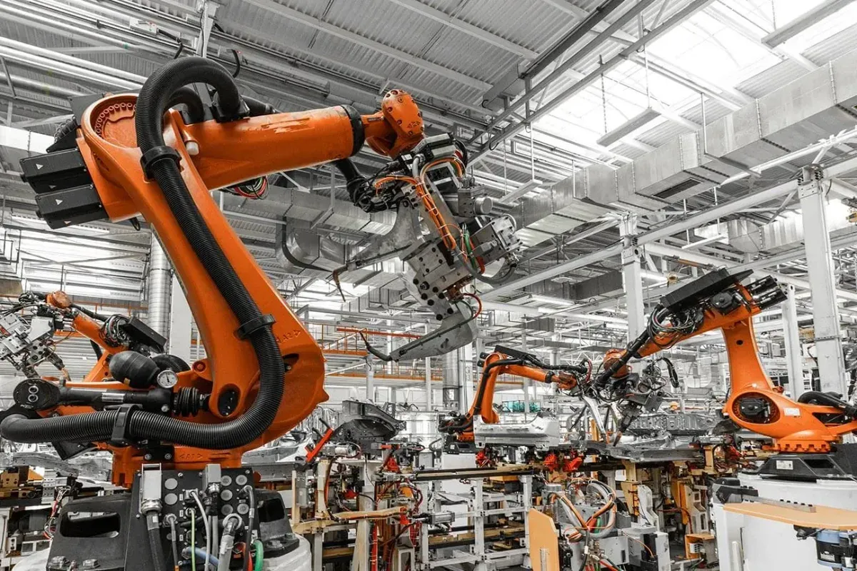 Teollisuusrobotteja tuotantolinjalla