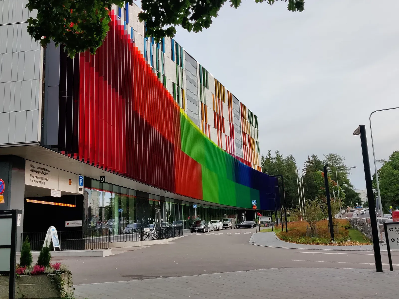 Uuden lastensairaalan värikäs julkisivu Helsingissä